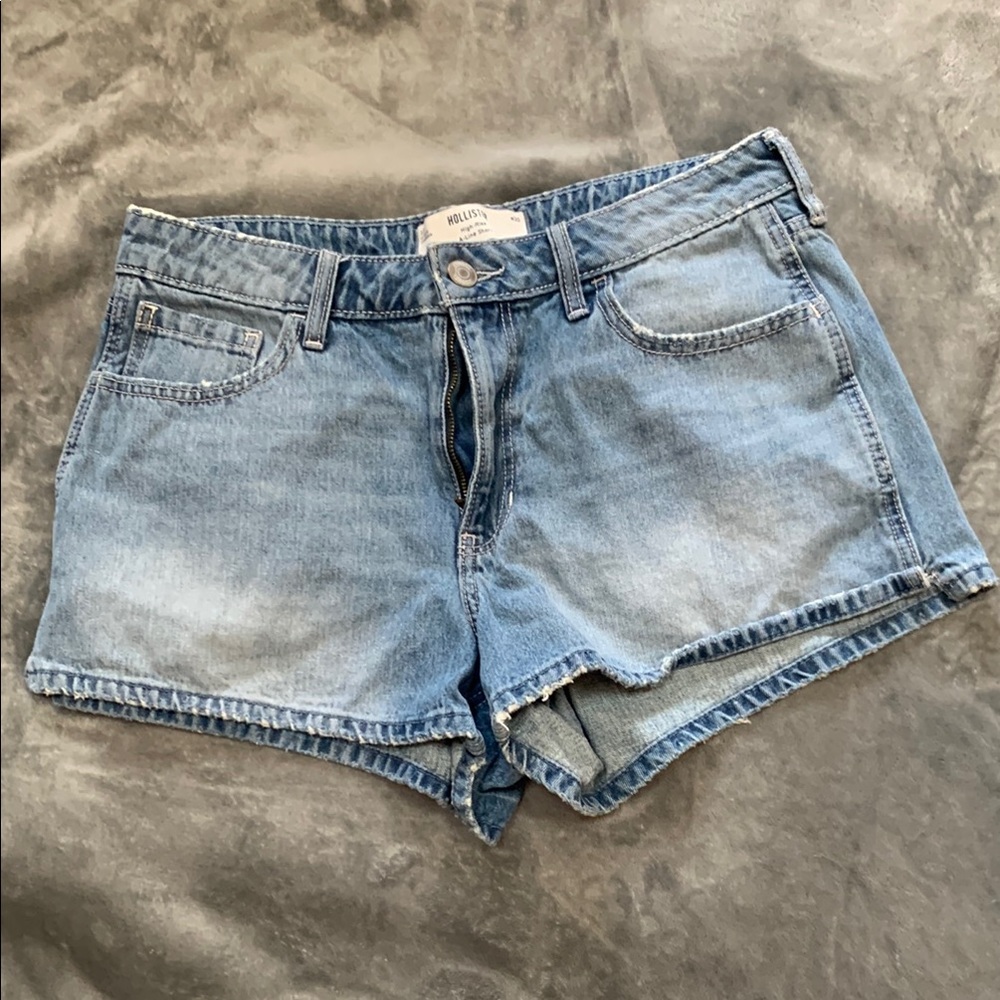 Hollister womens high-rise A-line jean shorts size 10/30.   Euc
